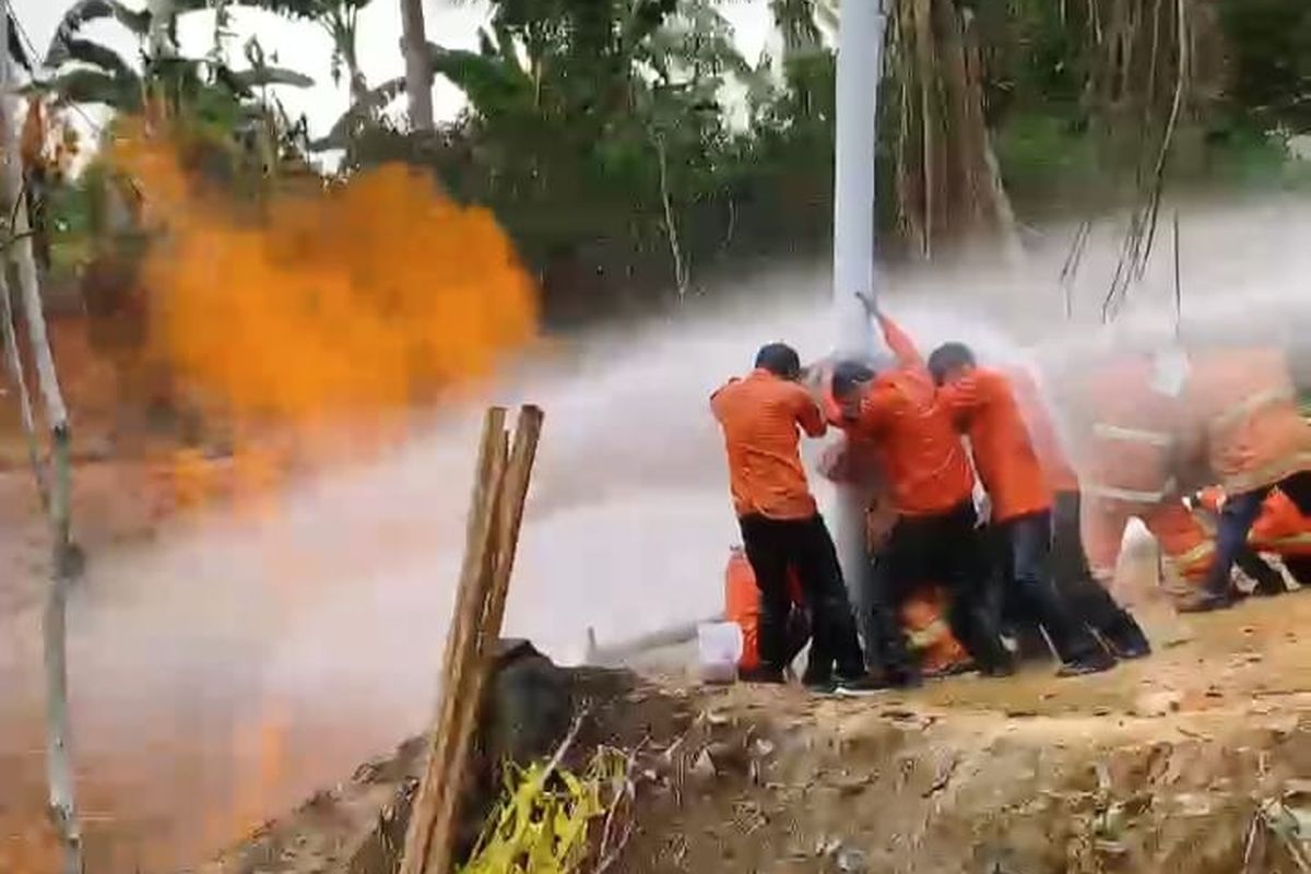Tim pemadam kebakaran dan petugas BPBD Pamekasasan berjibaku hingga ada yang pingsan saat proses pemadaman sumur bor yang menyemburkan api di Desa Kadur, Kecamatan Kadur, Pamekasan, Jawa Timur, Kamis (11-1-2024).