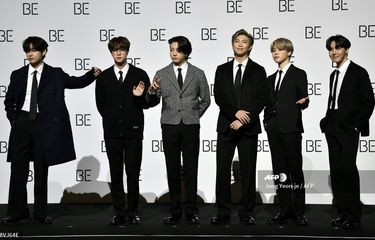 Para member boy band asal Korea Selatan BTS (dari kiri) V, Jin, Jungkook, RM, Jimin, dan J-Hope berpose pada konferensi pers peluncuran album BE (Deluxe Edition) di Seoul, Jumat (20/11/2020). Seorang member, Suga, tidak hadir karena dalam masa pemulihan pascaoperasi. 