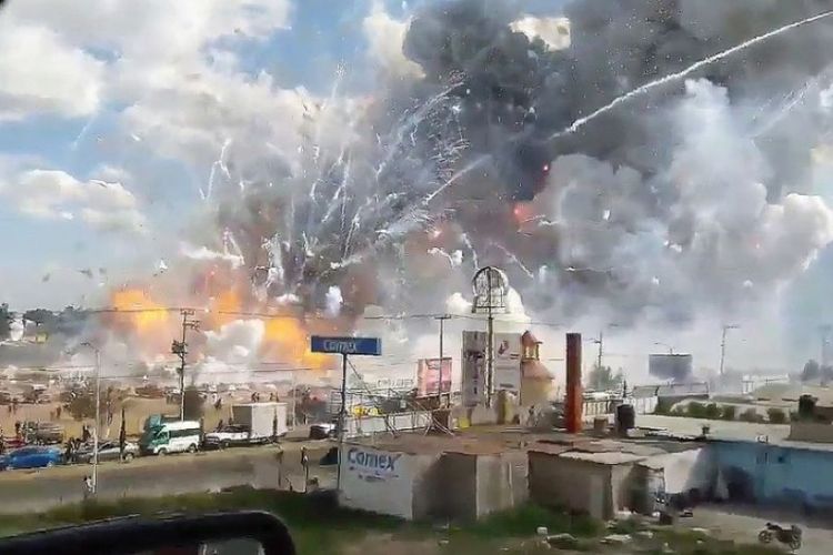 ilustrasi - Gambar menunjukkan ledakan di gudang penyimpanan petasan dan kembang api di San Pablito, Tultepec, Mexico, 20 Desember 2016.   
