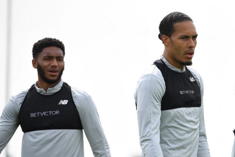 Bek Inggris Liverpool Joe Gomez (kiri), bek Liverpool Belanda Virgil van Dijk (C) dan striker Inggris Liverpool Daniel Sturridge mengambil bagian dalam sesi latihan tim di Melwood di Liverpool, Inggris barat laut pada 30 April 2019, pada malam sebelum mereka Pertandingan leg pertama semifinal Liga Champions UEFA melawan Barcelona.