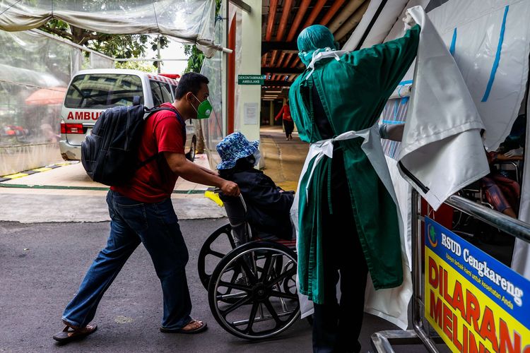 Pasien berdatangan ke tenda darurat di depan instalasi gawat darurat (IGD) Rumah Sakit Umum Daerah (RSUD) Cengkareng, Jakarta Barat, Kamis (24/6/2021). Meningkatnya kasus Covid-19 di ibu kota dalam beberapa hari terakhir mengakibatkan penuhnya tingkat keterisian kamar perawatan di rumah sakit tersebut sehingga sebagian pasien Covid-19 terpaksa menempati tenda darurat.