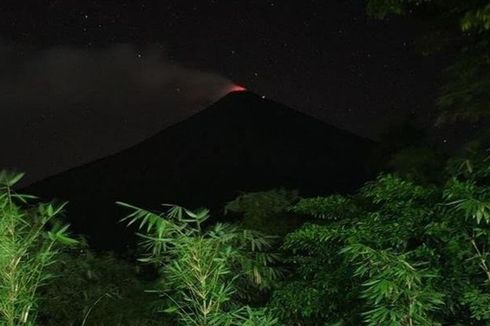 Gunung Karangetang Muntahkan Guguran Lava, Jarak Luncuran 1.500 Meter