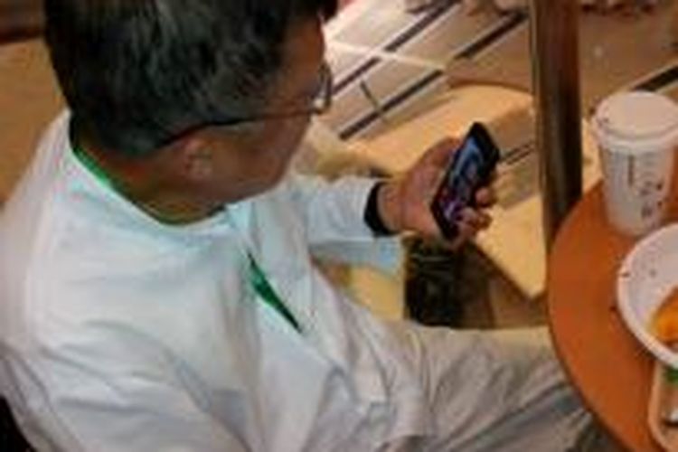 Jusuf Kalla menyempatkan ngobrol dengan cucu-cucunya lewat aplikasi Facetime di iPhone saat menunaikan ibadah Haji.