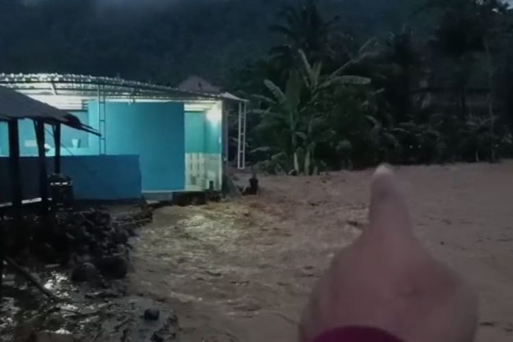 Kepala Desa Kepala Desa Pujiharjo, Hendik Arso menunjukkan jejak gedung TPQ pasca dihanyutkan banjir di Desa Pujiharjo, Kecamatan Tirtoyudo, Kabupaten Malang, Senin (17/10/2022).