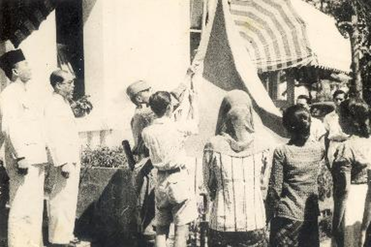 Penaikan bendera pusaka sesudah dibatjakan teks proklamasi, 17 Agustus 1945. 