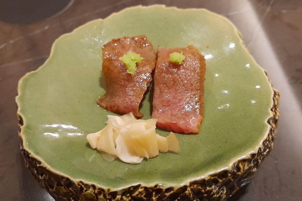 Beef Aburi Nigiri dalam set menu dinner di Shio Japanese Restaurant InterContinental Jakarta Pondok Indah.
