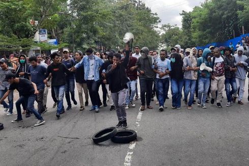 Demo Biaya Sewa Kantin, Mahasiswa Unpatti Blokade Jalan Menuju Bandara