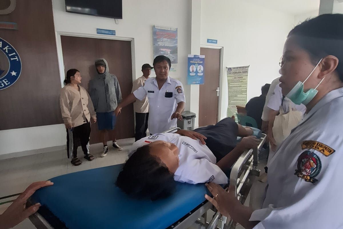  Petugas medis saat mengevakuasi siswa SMP 1 Laguboti yang diduga keracunan MBG, Rabu (15/10/2025)