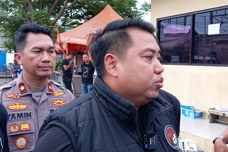Wakil Direktur Reserse Narkoba Polda Metro Jaya AKBP Doni Alexander mengatakan Alex Bonpis tela ditangkap. Dia menyampaikan hal itu usai menggeledah rumah Alex Bonpis di Kampung Bahari, Jakarta Utara, Selasa (17/1/2023). 