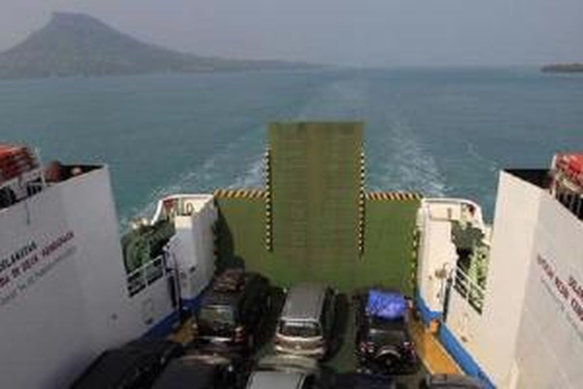 Feri dari Pelabuhan Merak, Banten, mengangkut mobil memasuki Pelabuhan Bakauheni, Lampung, Rabu (10/8/2011). Pemerintah berencana membangun Jembatan Selat Sunda untuk menghubungkan Pulau Jawa dan Sumatera. 