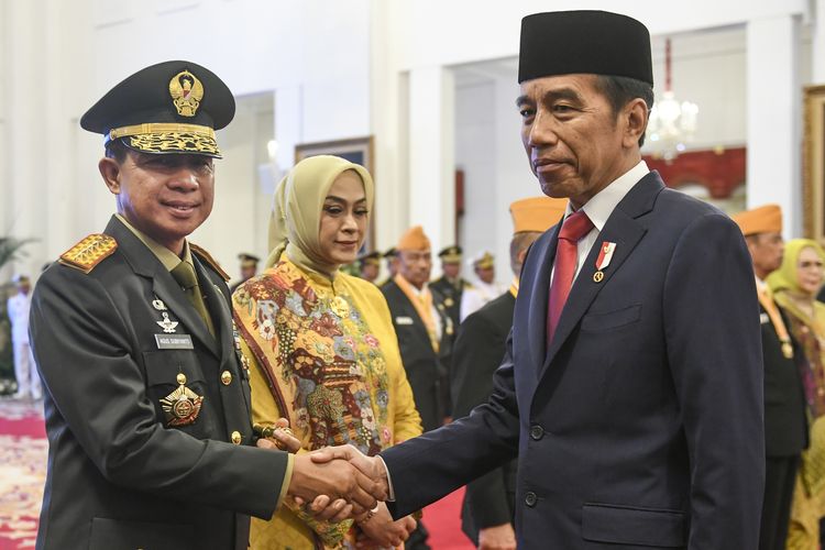 Presiden Joko Widodo (kanan) memberikan ucapan selamat kepada Jenderal TNI Agus Subiyanto (kiri) saat dilantik menjadi Panglima TNI di Istana Negara, Jakarta, Rabu (22/11/2023). Presiden Joko Widodo melantik Jenderal TNI Agus Subiyanto sebagai Panglima TNI menggantikan Laksamana TNI Yudo Margono yang memasuki masa pensiun. ANTARA FOTO/Hafidz Mubarak A/Spt.