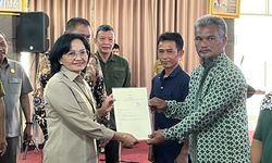 Sinergi Kementrans dan DPR RI di Kolaka, Serahkan 40 SHM dan Kucurkan Rp 3 Miliar untuk Kawasan Anawua