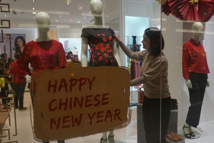 Rayakan tahun baru Imlek dengan busana oriental.