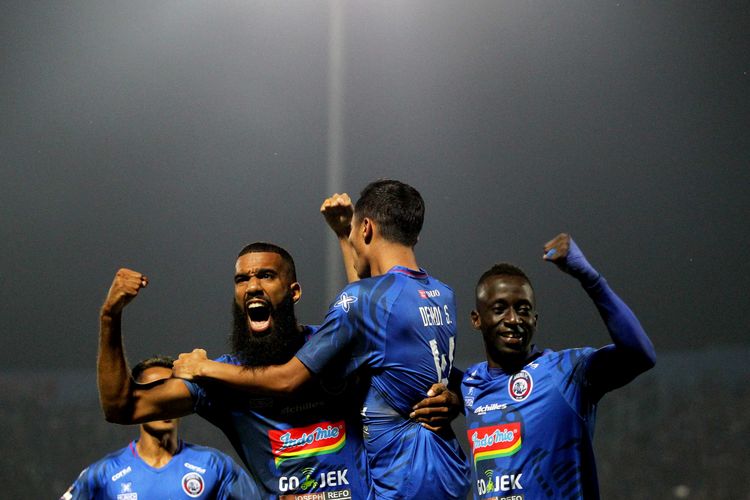 Pemain asing Arema FC, Sylvano Comvalius (kiri) dan Makan Konate (kanan). 