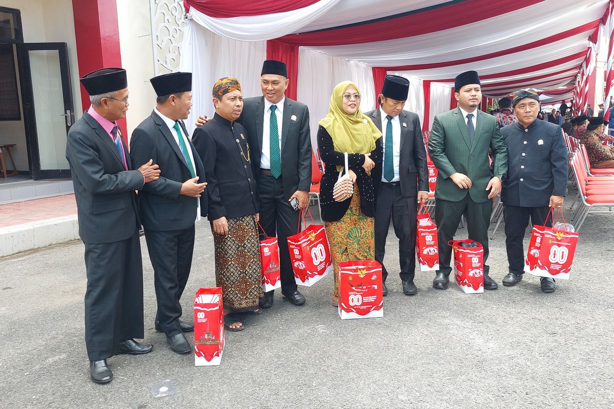 Sebagian anggota DPRD saat berfoto bersama usai upacara bendera di halaman kantor Pemkab Sumenep, Jawa Timur. 