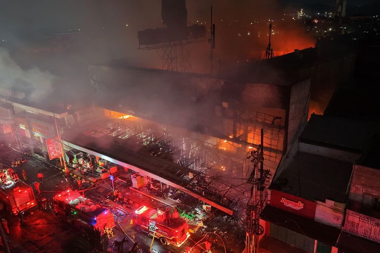 Kebakaran Rita Pasaraya Cilacap, Damkar Masih Lakukan Pemadaman