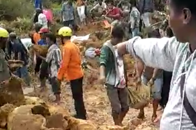 Lokasi kejadian longsor di Desa Halado, Kecamatan Pintu Pohan, Kabupaten Toba Samosir dan proses pencarian korban, Kamis (13/12/2018).