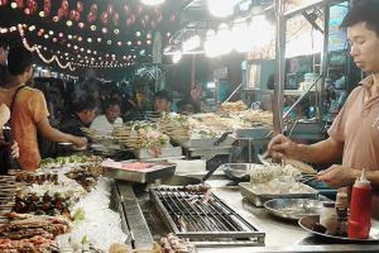 Aneka hidangan boga bahari (seafood) segar tersuguh di kawasan wisata kuliner malam di Jalan Alor, Bukit Bintang, Kuala Lumpur, Malaysia.