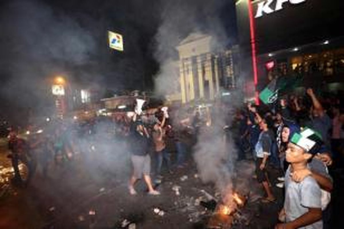 Aktivis Himpunan Mahasiswa Islam berunjuk rasa dengan memblokir Jalan Raya Cikini, Jakarta Pusat, Senin (17/11/2014) malam. Mereka menolak kenaikan bahan bakar minyak yang baru dietapkan oleh Presiden Joko Widodo.