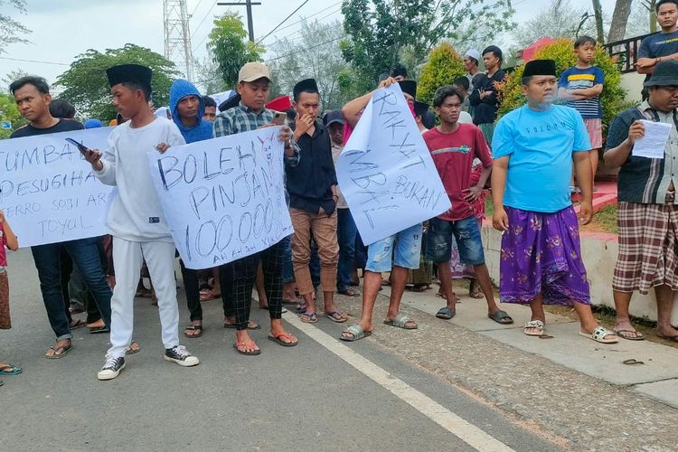 warga Desa Tamidung, Kecamatan Batang-Batang, Kabupaten Sumenep, Jawa Timur, menggelar demonstrasi di depan Puskesmas Batang-batang, Selasa (28/11/2023). 