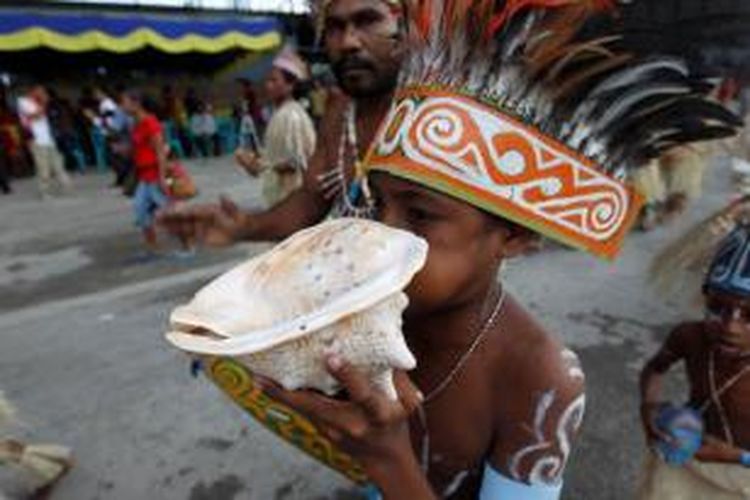 Tarian Wor ditampilkan dalam acara pembukan Pekan Wisata Munara Wampasi 2012 di Hanggar Cendrawasih Manuhua, Kelurahan Biak Kota, Kabupaten Biak Numfor, Papua, Selasa (3/7/2012). Pekan wisata ini berlangsung hingga 10 Juli. Wisatawan akan disuguhi berbagai kegiatan wisata seperti menangkap ikan (snap mor), diving hingga snorkeling. 