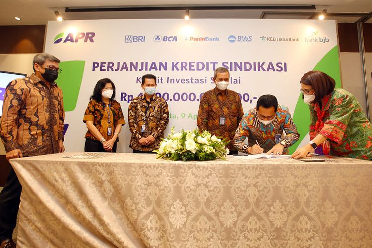 Asia Pacific Rayon mendapatkan pinjaman sindikasi dari bank nasional dan afiliasi internasional.