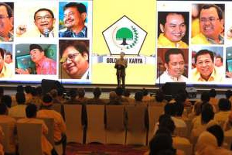 Presiden Joko Widodo menyampaikan sambutannya dengan latar belakang foto calon Ketua Umum Partai Golkar dalam Pembukaan Musyawarah Nasional Luar Biasa (Munaslub) Partai Golkar 2016 di Nusa Dua, Bali, Sabtu (14/5/2016). Munaslub yang berlangsung 14-17 Mei 2016 tersebut dihadiri sekitar 4.000 peserta perwakilan dari DPP dan DPD seluruh Indonesia untuk memilih kembali ketua umum partai setelah sempat kisruh pada munas sebelumnya. 