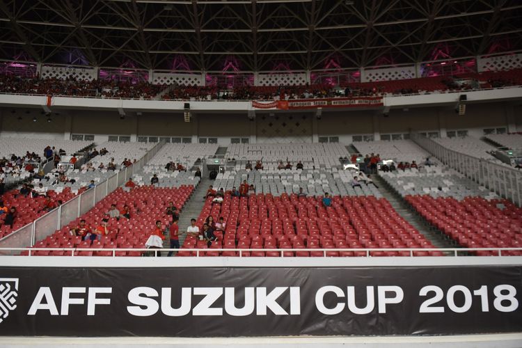 Deretan bangku kosong terlihat dalam pertandingan laga lanjutan Piala AFF 2018 antara Indonesia melawan Timor Leste di Stadion Utama Gelora Bung Karno, Jakarta, Selasa (13/11/2018). Sejumlah suporter memboikot pertandingan timnas dan membuat tagar #KosongkanGBK di media sosial sebagai bentuk kekecewaan terhadap PSSI. ANTARA FOTO/Akbar Nugroho Gumay/ama.