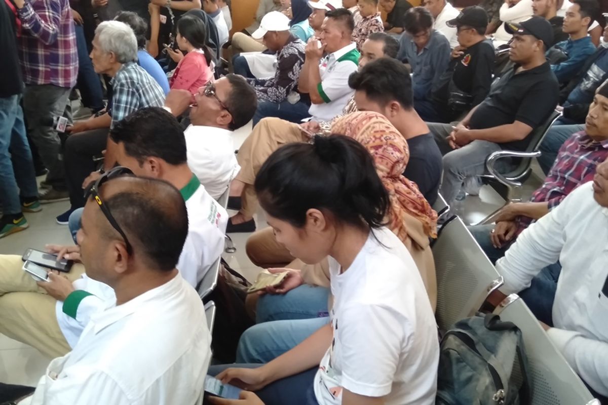 situasi ruang sidang tersangka kasus ujaran ikan asin. Beberapa pengunjung sidang merupakan anggota ormas, Senin (9/12/2019)