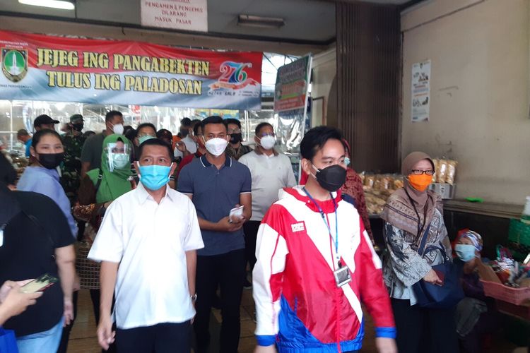 Wali Kota Solo Gibran Rakabuming Raka bersama Kepala Dinas Perdagangan Heru Sunardi seusai meninjau pelaksanaan vaksinasi Covid-19 pedagang di Pasar Gede Solo, Jawa Tengah, Sabtu (27/2/2021).