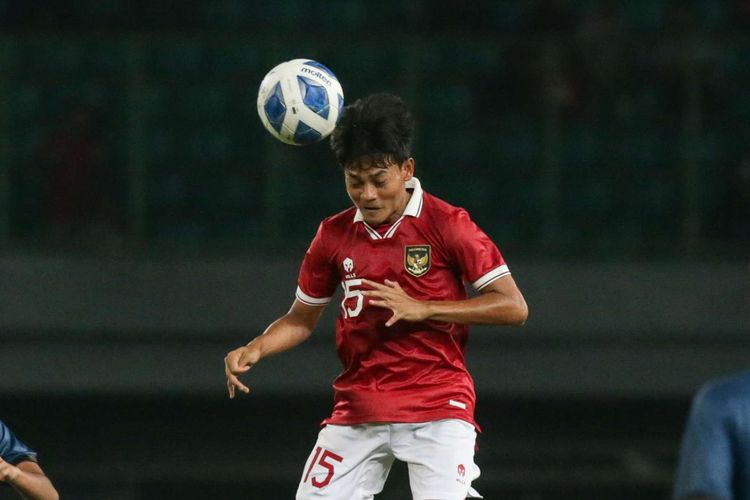 Pemain timnas U19 Indonesia Zanadin Fariz berebut bola saat bertanding melawan Brunei pada laga lanjutan Grup A Piala AFF U19 2022 yang digelar di Stadion Patriot Candrabhaga, Bekasi, Senin (4/7/2022). Indonesia unggul 7-0 atas Brunei. Terkini, Zanadin Fariz bakal absen di Piala Asia U20 2023 karena cedera.