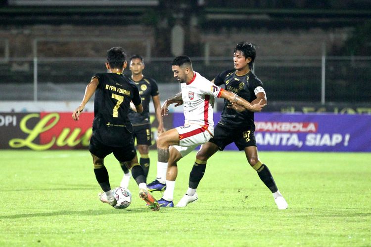 Gelandang Borneo FC, Jonathan Bustos, mendapatkan pengawalan ketat dari pemain Arema FC dalam laga Liga 1 2021-2022 di Stadion I Gusti Ngurah Rai, Bali, Minggu 20 Maret 2022.