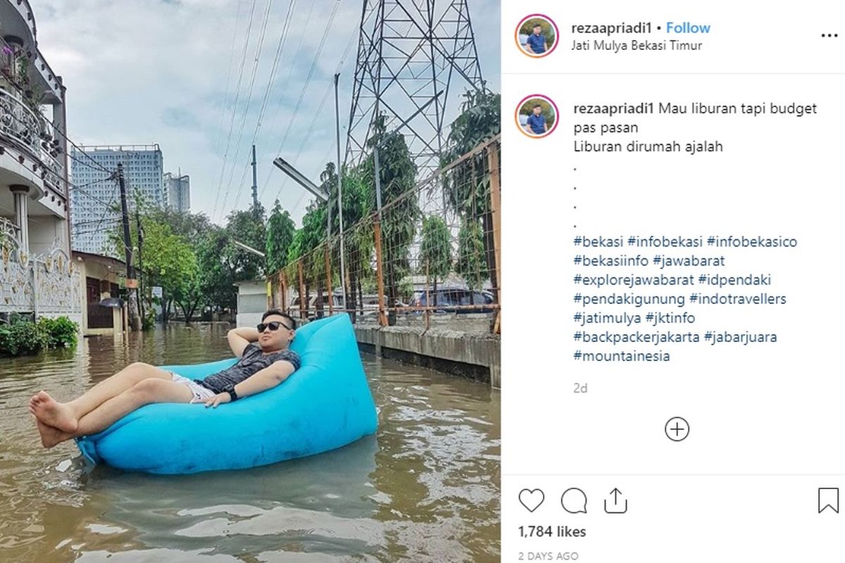 Warga berfoto-foto di tengah banjir di Jatimulya, Bekasi.