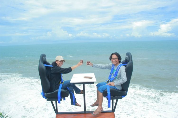 Ngopi In The Sea di Pantai Ngluluran, Gunungkidul, DI Yogyakarta