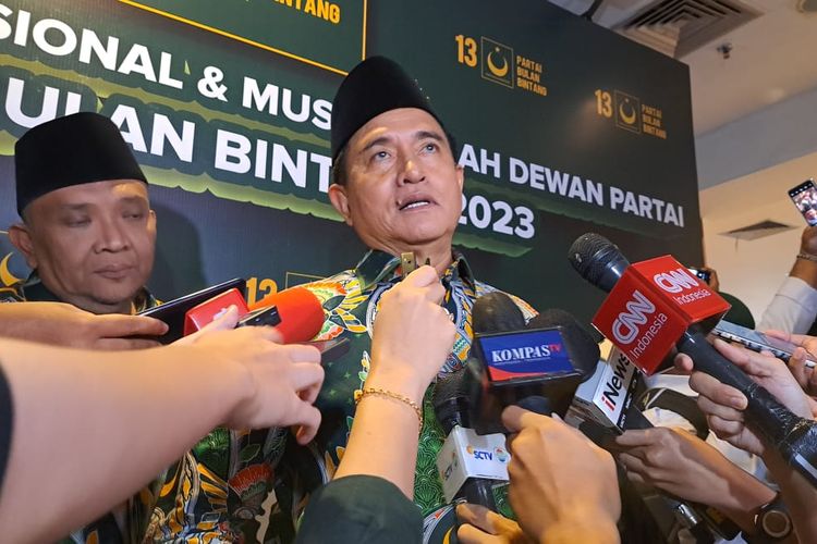 Ketua Umum Partai Bulan Bintang (PBB) Yusril Ihza Mahendra memberikan keterangan pers seusai pembukaan Rakornas PBB di Kelapa Gading, Jakarta, Rabu (11/1/2023).