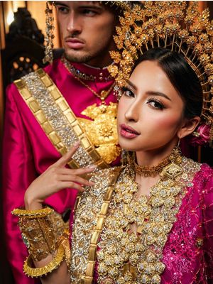 Jennifer Coppen dan Justin Hubner tampil elegan dalam prewedding adat Makassar. Intip detail busana, makeup, hingga aksesori mewahnya.