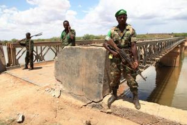 Pasukan Uni Afrika tengah berjaga di sebuah jembatan yang melintasi Sungai Juba di kota Burdubow, sebuah kota di wilayah Gedo, Somalia, yang berhasil direbut dari tangan kelompok militan Al-Shabaab pada 9 Februari 2014.