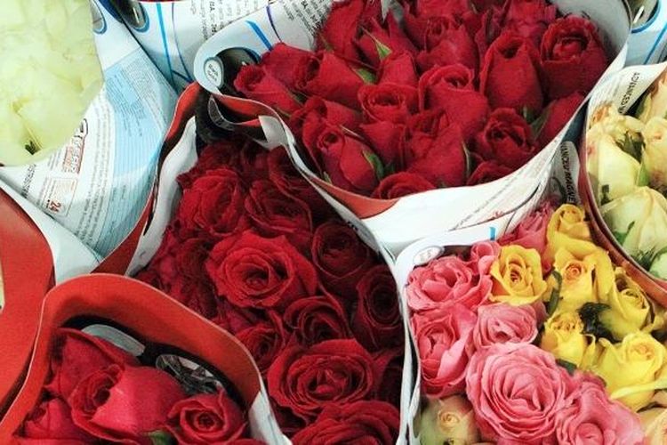 Beraneka warna bunga mawar potong yang dijual di Pasar Rawa Belong, Jakarta.