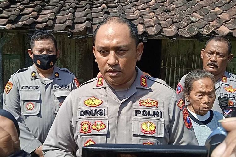 Kapolres Ngawi AKBP Dwiasi Wiyatputera, dari hasil autopsy mayat Wachid terdapat 3 tusukan senjata tajam yang mengenai paru paru dan tuang rusuk yang menewasakan korban. Polisi masih melakukan pencarian terhadap anak korban yang tiba tiba menghilang pasca kejadian tersebut. *** Local Caption *** Kapolres Ngawi AKBP Dwiasi Wiyatputera, dari hasil autopsy mayat Wachid terdapat 3 tusukan senjata tajam yang mengenai paru paru dan tuang rusuk yang menewasakan korban. Polisi masih melakukan pencarian terhadap anak korban yang tiba tiba menghilang pasca kejadian tersebut.