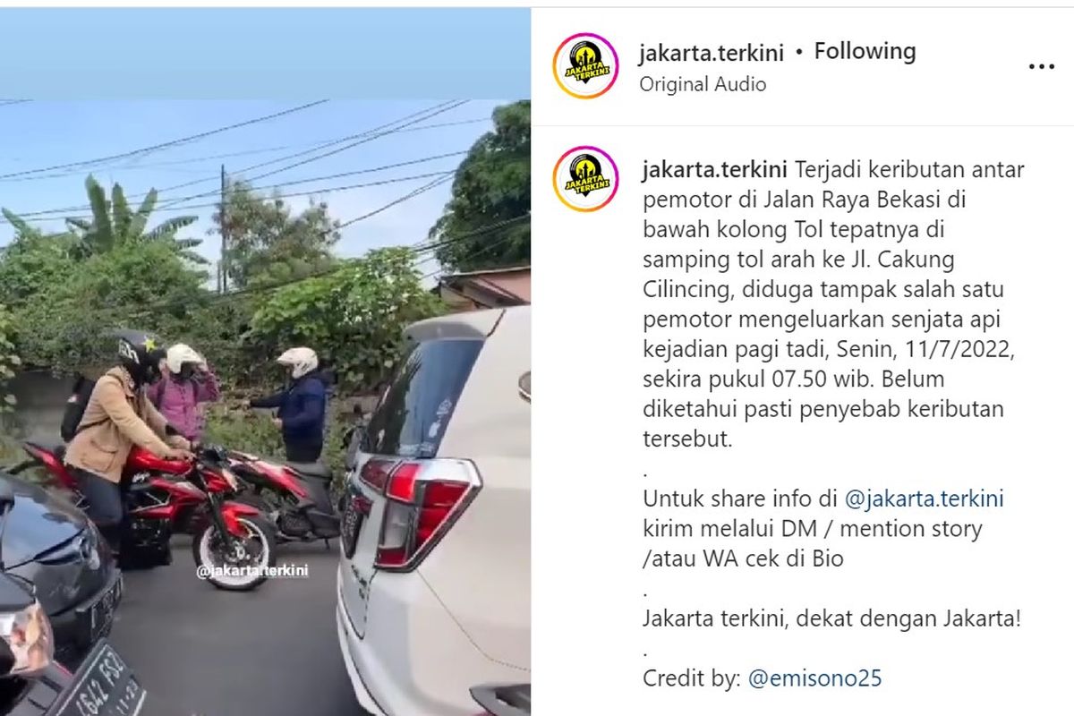 Video viral memperlihatkan dua pengendara motor ribut di kolong jembatan Jalan Raya Cakung-Cilincing, Cakung, Jakarta Timur, Senin (11/7/2022).