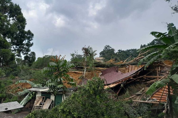 Sebanyak 4 Vila Dan 1 Madrasah di Kampung Nyalindung, Desa Gunung Geulis, Kecamatan Sukaraja, Kabupaten Bogor, Jawa Barat, tertimpa tebingan longsor setinggi 20 meter pada Kamis (13/10/2022).