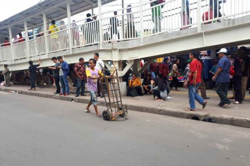 Pasca-bentrokan dengan Pedagang, Satpol PP Amankan Tanah Abang Bersama Polisi