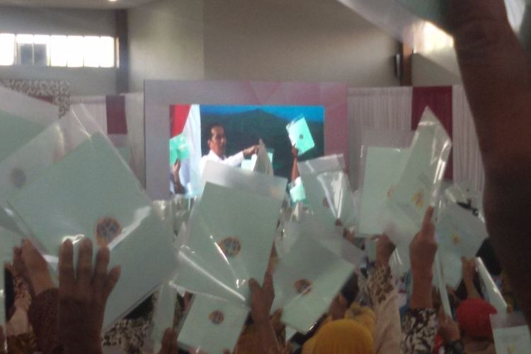 Sebanyak 2.000 pemegang sertifikat hadir ketika Presiden RI Joko Widodo datang ke seremoni penyerahan sertifikat di Taman Budaya Kulon Progo, Kabupaten Kulon Progo, aerah Istimewa Yogyakarta.
