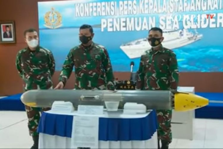 Kepala Staf Angkatan Laut (KSAL) Laksamana TNI Yudo Margono menunjukkan temuan benda seaglider yang sempat dicurigai drone laut.