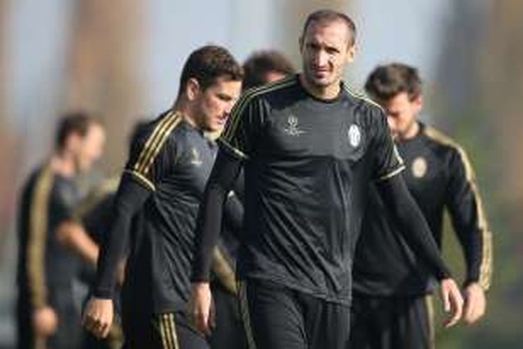 Bek Juventus, Giorgio Chiellini, berlatih bersama rekan-rekannya di Vinovo, pada 2 November 2015.