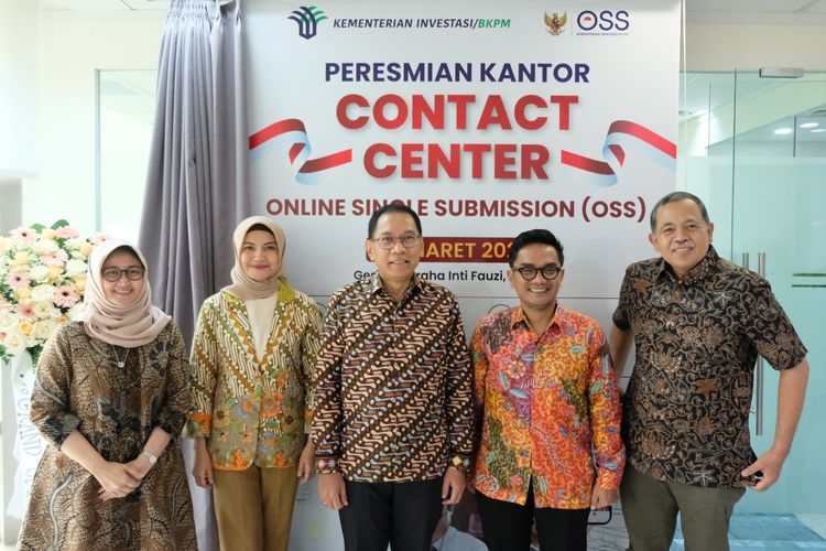 Sekretaris Kementerian Investasi Ikmal Lukman (tengah) meresmikan kantor layanan konsultasi Contact Center OSS di Jakarta, Rabu (15/3/2023).