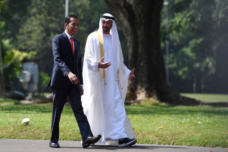 Presiden Joko Widodo (kanan) menyambut Putra Mahkota Abu Dhabi/Wakil Panglima Tertinggi Angkatan Bersenjata Persatuan Emirat Arab Sheikh Mohamed Bin Zayed Al Nahyan (kiri) saat kunjungan kenegaraan di Bandara Soekarno Hatta, Tangerang, Banten, Rabu (24/7/2019).