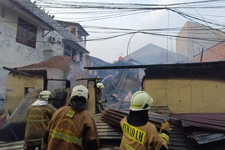 Kebakaran tujuh bangunan di Kelurahan Kayu Putih, Kecamatan Pulo Gadung, Jakarta Timur, Selasa (31/1/2023).