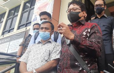 Didampingi oleh tim kuasa hukumnya, Faisal ayah dari mendiang Bibi Andriansyah mendatangi Pengadilan Agama Jakarta Barat untuk menyelesaikan permasalahan soal hak perwalian Gala Sky.
