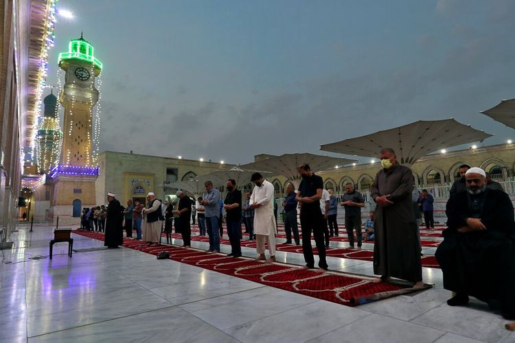 Umat Muslim melakukan shalat malam di kuil Sunni Abdul-Qadir al-Gailani menjelang bulan puasa Ramadhan mendatang di Baghdad, Irak, Sabtu, 10 April 2021.